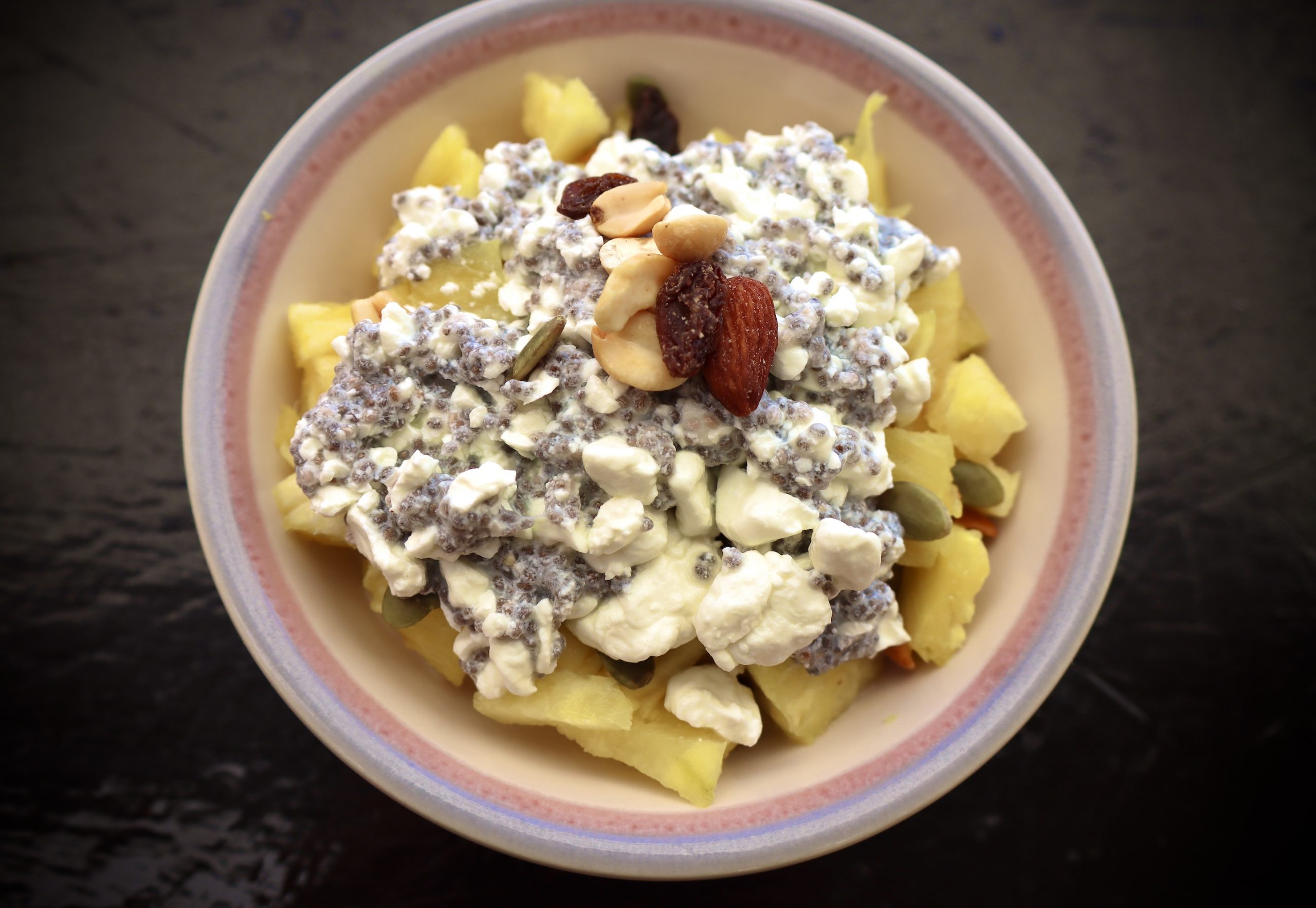 Chia-Hüttenkäse-Bowl