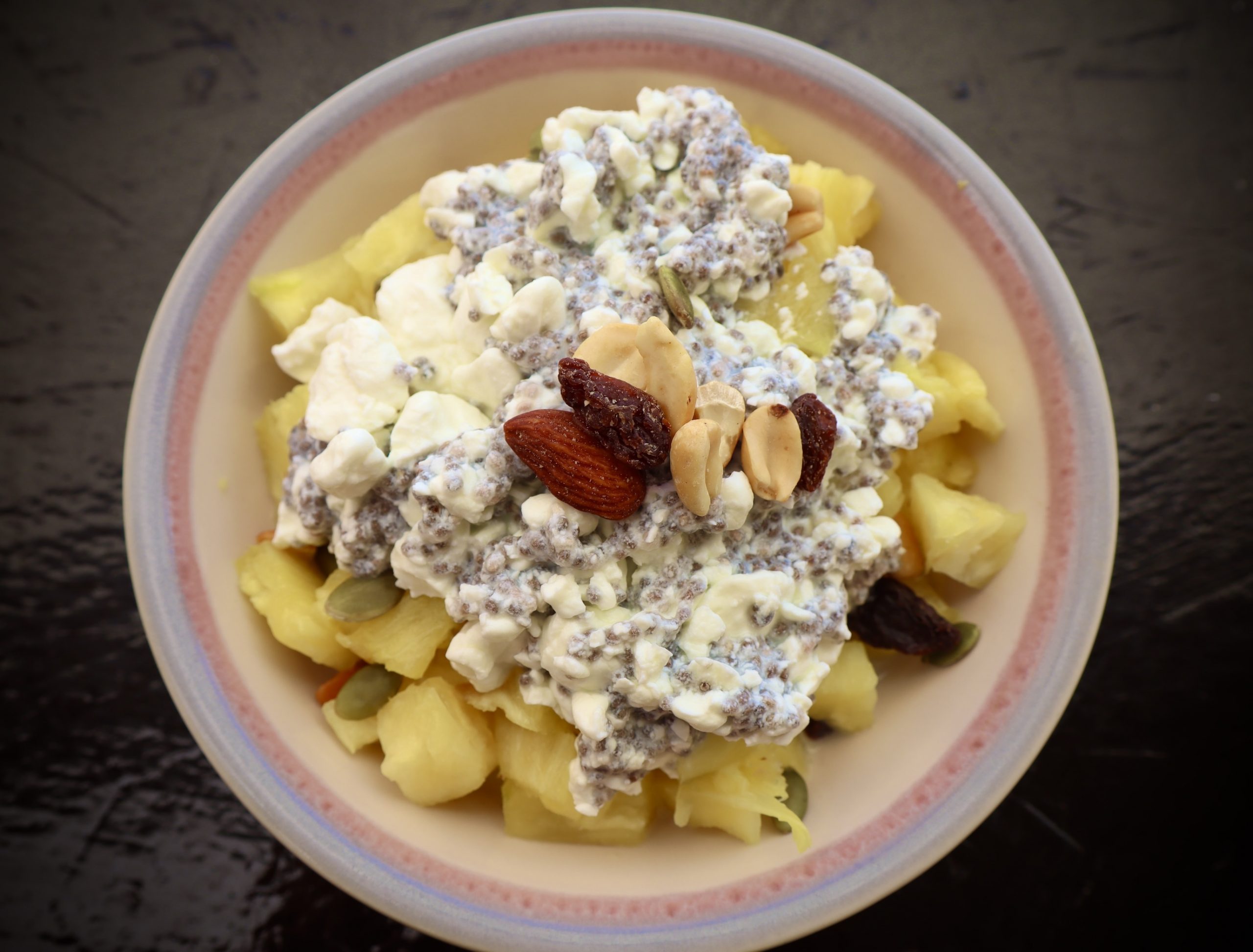 Chia Hüttenkäse Bowl mit Ananas