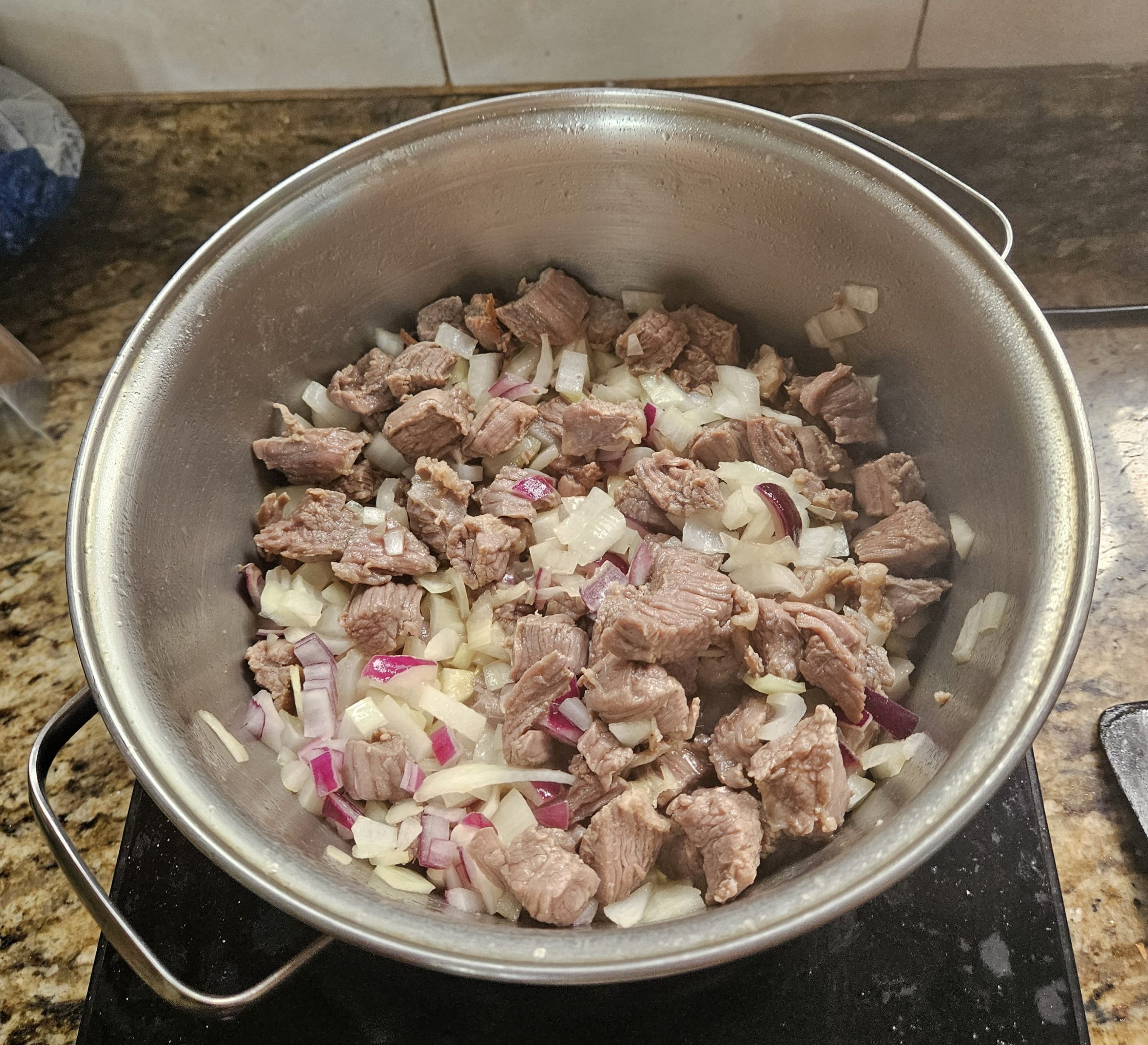 Rindfleisch mit Zwiebeln und Knoblauch im Topf